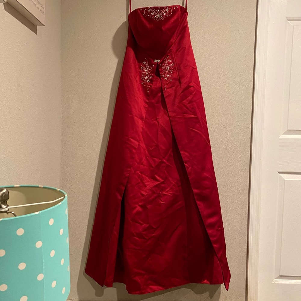 An elegant red strapless dress.